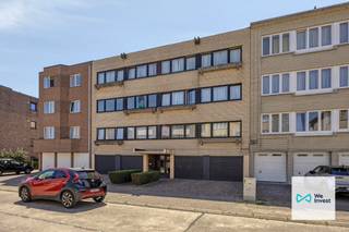<p>Ontdek dit aangename en energiezuinige appartement van circa 85 m², gelegen aan de Hoogveldlaan 11 in Dilbeek. Dankzij de ruime indeling, twee volwaardige slaapkamers, het balkon, de private kelder en de binnenstaanplaats biedt dit appartement alle comfort voor wie centraal en vlot bereikbaar wil wonen. Bovendien beschikt het appartement over een gunstig EPC-label B.<br /><br />Bij het betreden van het appartement komt u terecht in de inkomhal, voorzien van een apart gastentoilet. Van hieruit bereikt u de ruime leefruimte, waar de grote raampartijen voor een aangename natuurlijke lichtinval zorgen. Via het schuifraam heeft u rechtstreeks toegang tot het balkon, een fijne buitenruimte waar u rustig kunt genieten van de buitenlucht.<br /><br />Aansluitend aan de leefruimte bevindt zich de keuken. De praktische verbinding tussen de keuken en de woonkamer zorgt voor een comfortabele en functionele woonindeling.<br /><br />Via de nachthal bereikt u twee ruime slaapkamers, die voldoende plaats bieden voor een tweepersoonsbed en bijkomende kasten. De tweede slaapkamer kan eveneens worden ingericht als kinderkamer, logeerkamer of bureau. Verder beschikt het appartement over een badkamer.<br /><br />Een belangrijke troef is het gunstige EPC-label B, wat bijdraagt aan een energiezuiniger wooncomfort en een beheersbaar energieverbruik. Daarnaast beschikt het appartement over een private kelder, ideaal als bijkomende opslagruimte. Ook een binnenstaanplaats is aanwezig, waardoor u uw wagen veilig en comfortabel in het gebouw kunt parkeren.<br /><br />De ligging aan de Hoogveldlaan is bijzonder gunstig. Het appartement bevindt zich in een aangename woonomgeving, op korte afstand van het centrum van Dilbeek. Winkels, scholen, openbaar vervoer, sportvoorzieningen en andere dagelijkse faciliteiten zijn vlot bereikbaar. Ook Brussel, de Brusselse Ring en de belangrijkste invalswegen bevinden zich in de nabije omgeving, wat deze locatie interessant maakt voor pendelaars en iedereen die rustig wil wonen met een uitstekende verbinding naar de hoofdstad.<br /><br />SI: in aanvraag!<br /><br />Bent u op zoek naar een ruim 2-slaapkamerappartement met balkon, parking en een gunstige energieprestatie? Neem dan contact met ons op voor meer informatie of een bezoek via dilbeek@weinvest.be of 0497 248 251.</p>