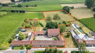 EERSTE BEZOEKDAG DONDERDAG 20/08 VAN 15u00 TOT 18u00 (enkel op afspraak!!)<br /><br />HERNE - Authentieke vierkantshoeve op 1,21 ha met grote loods<br /><br />In het landelijke Herne bevindt zich deze karaktervolle hoeve op een prachtig perceel van maar liefst 1,21 hectare. <br />Deze eigendom biedt een unieke combinatie van authenticiteit, ruimte en tal van mogelijkheden voor wie op zoek is naar een renovatieproject met een uitzonderlijk potentieel.<br /><br />De prachtige, volledig omsloten binnenkoer vormt zonder twijfel één van de absolute blikvangers van deze eigendom. Ze biedt privacy en onderstreept het unieke karakter van deze hoeve. <br /><br />De woning zelf beschikt op het gelijkvloers over een ruime inkomhal, een apart toilet, een praktische berging, een gezellige woonkamer met aansluitende eetkamer, een keuken, een bureau en een archiefruimte. Op de verdieping vindt u vier volwaardige slaapkamers, een dressing en een badkamer. De bestaande indeling vormt een uitstekende basis om de woning volledig naar eigen smaak en hedendaagse wooncomfort te renoveren.<br /><br />Ook de bijgebouwen maken deze eigendom bijzonder interessant. De ruime schuur of werkplaats van ongeveer 180 m² biedt tal van mogelijkheden voor opslag, stalling, een zelfstandige activiteit of het uitoefenen van een hobby. Daarnaast zijn er nog verschillende extra opslagruimtes/stallingen aanwezig, waardoor ruimte hier nooit een beperking vormt.<br /><br />Met een totale perceeloppervlakte van 1,21 hectare is deze eigendom bovendien een ideale uitvalsbasis voor paardenliefhebbers, dierenhouders of iedereen die wil genieten van het landelijke leven met voldoende buitenruimte. Een eigendom waar karakter en mogelijkheden samenkomen en die wacht op een nieuwe eigenaar om haar opnieuw tot leven te brengen.<br /><br />Een zeldzame kans voor wie op zoek is naar een hoeve met uitzonderlijke volumes en een landelijke toplocatie.<br />Aarzel niet ons te contacteren voor meer informatie of een bezoek: 053/60.65.66