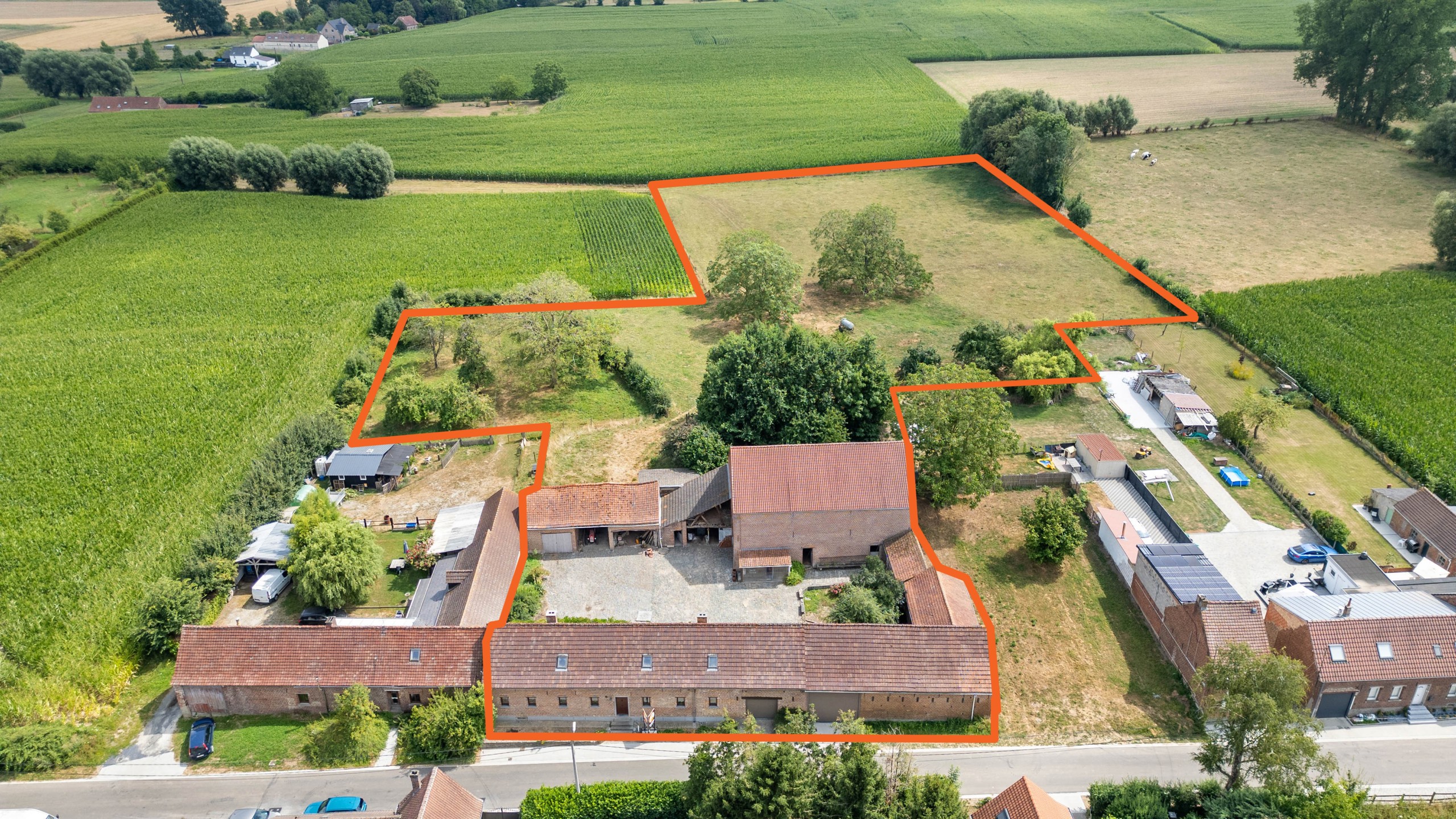 HERNE - Authentieke vierkantshoeve op 1,2 ha met grote loods - foto 1