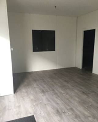 Te huur:<br />Moderne magazijnen met kantoorruimte op de Gentse Steenweg 117 in Lokeren. Uitgerust met elektrische poorten, brandbeveiliging, camerabewaking, sanitair, verwarming en 2 parkeerplaatsen. Inclusief onderhoud van gemeenschappelijke delen, groene zones en toegangspoorten.<br /><br /><br /><strong>Ondernemingen met volgende activiteiten worden niet toegelaten op de site:</strong> textielverwerking of -productie, autohandel en/of -stockage, evenals opslag van autobanden.