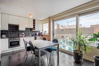 <p><span>Zonnig geörienteerde op te frissen studio op wandelafstand van het centrum en het station.  </span></p><p><span>De leefruimte is één en al licht door de grote ramen en staat in directe verbinding met het terras waar het aangenaam vertoeven is.</span></p><p><span>U kijkt uit op een groene omgeving met een kindvriendelijk karakter. </span></p><p><span>Een open keuken met cottage-look. De hal biedt u plaats voor ingemaakte kasten. </span></p><p><span>Volledig betegelde badkamer met douche, toilet en stijlvol lavabomeubel. </span></p><p><span>De studio is afgewerkt met een tegelvloer, raamprofielen met dubbele beglazing en beschikt over een blanco elektrische keuring. </span></p><p><span>In de residentie Filadelfia zijn er afzonderlijke meters en een gemeenschappelijke fietsenstalling.</span></p><p><span>Het gebouw is recentelijk voorzien van een nieuwe voorgevel, achtergevel, terrassen en dakbekleding. </span></p><p><span>Voor de residentie bevindt er zich een bushalte. </span></p><p><span>De huidige groenzone wordt in de nabije toekomst verder uitgebreid. </span></p><p><span> </span></p>