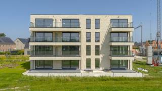 <strong>Het klokbekererf in Oud-Turnhout: Een nieuwe en doodlopende verkaveling, grenzend aan uitgestrekte velden. Een blijvend groen en landelijk uitzicht en tegelijkertijd een uitstekende verbinding naar het centrum van Turnhout en Oud-Turnhout. Langs de achterzijde een vergezicht over de agrarische gebieden tot aan de Turnhoutse Turnova Toren, en langs de voorzijde uitzicht over een groenzone. </strong><strong>Parkeren gebeurt ondergronds, en de verkaveling heeft geen doorgaand verkeer: U bent verzekerd van rust, privacy en ideale zonoriëntaties. Wij bekijken met veel plezier welk appartement ideaal voor u kan zijn, en leiden u graag ter plaatse rond.<br /><br /></strong><span>Appartement A 0.3</span><br />Dit gelijkvloerse hoek appartement is 111,9m² groot + 15,8m² terras en kent volgende indeling: Inkomhal met gastentoilet en vestiaire. 3 slaapkamers. De badkamer is voorzien van een raam en biedt plaats aan een ligbad, dubbele wastafel en inloopdouche. De leefruimte geniet langs 2 zijden van natuurlijk daglicht en is opgedeeld in een zithoek, eetkamer en leefkeuken, met aansluitende berging / wasplaats. Een grote schuifraam geeft toegang tot het schitterende terras, met ideale west oriëntatie en naadloos overlopend in het groen en de achterliggende velden.<br /><br /><span>Aanbod</span><br />Deze kleinschalige residentie bestaat uit slechts 12 appartementen, met ideale oppervlaktes van 100 m² tot 112 m², en 2 of 3 slaapkamers. De terrassen aan de achterzijde hebben een schitterend uitzicht, ideale westoriëntatie en oppervlaktes tot 16 m². Sommige appartementen hebben bijkomend nog een 2e terras aan één van de slaapkamers. Ondergronds is er de keuze uit staanplaatsen met berging of dubbele staanplaatsen. Voor bezoekers is er vlakbij een grote parking. <br /><br /><span>Afwerking en technieken</span><br />De appartementen worden <strong>stijlvol afgewerkt</strong> met hedendaagse keukens (zie ook de foto's), badkamers met ligbad én inloopdouche, binnendeuren, ... Hier koopt u een echt "BEN" (<strong>Bijna Energie Neutraal</strong>) appartement dankzij de nieuwste technieken: Individuele <strong>warmtepomp</strong>, een eigen installatie <strong>zonnepanelen </strong>van 2.000 Wp, <strong>vloerverwarming</strong>, ventilatie C, en <strong>doorgedreven isolatie</strong> in de muren en vloeren, ... Dit in combinatie met een tijdloos ontwerp op een toplocatie in Oud-Turnhout, zorgt hier voor een <strong>zorgeloze investering </strong>in een appartement dat klaar is voor de toekomst. U geniet nog van<strong> 50% korting op de onroerende voorheffing </strong>de eerste vijf jaar. <br /><br /><span> <span>Investeren?</span></span><br /><span>Hier geniet u een <strong>hoge huurzekerheid </strong>dankzij de centrale ligging en de sterke vraag naar huurappartementen. De <strong>huurprijzen</strong> liggen <strong>bovengemiddeld hoog</strong>, mede door de toestroom van Nederlandse huurders die hier betaalbaarder en ruimer wonen. U bent verzekerd van een <strong>stabiele huurmarkt, goede doorverhuurbaarheid en minimale leegstand. De Boer en Partners ontzorgt u volledig </strong>bij het vinden van uw ideale huurder. <strong><br /></strong></span><br /><strong>Aarzel niet om ons te contacteren voor meer informatie over de plannen, het lastenboek of voor een prijsberekening op maat. </strong><br /><strong>Een bezoek op de werf en in het modelappartement is reeds mogelijk, dus wij leiden u vanzelfsprekend met veel plezier ter plaatse rond.</strong>