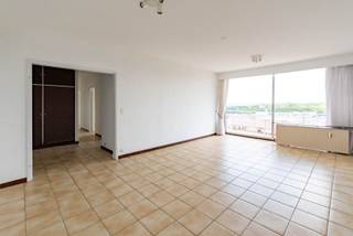 Locatie<br /><br />Op zoek naar een ruim appartement op een centrale locatie in Berchem? Dit appartement aan de Frans De Vriendtstraat geniet van een uitstekende ligging, vlak bij winkels, scholen, openbaar vervoer, parken en de belangrijkste invalswegen. Bovendien bereik je het stadscentrum in een mum van tijd.<br /><br />Indeling<br /><br />Het appartement is gelegen op de dertiende verdieping en beschikt over een doordachte indeling. Via de inkomhal met vestiairekast kom je in de lichtrijke leefruimte. De keuken is apart. Verder zijn er drie volwaardige slaapkamers, een badkamer, een nachthal en een apart gastentoilet.<br /><br />Een absolute troef is het ruime, overdekte terras van maar liefst 18 m² met een gunstige zuidoostoriëntatie. Het terras is bereikbaar via de schuiframen in de leefruimte en via de deuren in de keuken en twee van de slaapkamers, waardoor je optimaal van de buitenruimte geniet.<br /><br />Bij het appartement horen bovendien een privatieve kelderberging, een gemeenschappelijke fietsenstalling. Daarnaast is er een ondergrondse autostaanplaats die verplicht mee aan te kopen is voor € 15.000<br /><br />Belangrijke troeven<br /><br />-Ruim appartement<br />- Groot terras<br />- Dak vernieuwd in 2018<br />- Fietsenstalling<br />- Mobiscore 9.7<br /><br />Verplichte vermeldingen <br />-EPC: 117 kwh/m²<br />- P-score: D<br />- G-score: C<br />-Stedenbouw in aanvraag
