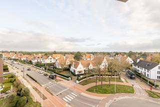 Ontdek dit hoekappartement met open zichtenDit lichtrijk hoekappartement verwelkomt u via een ruime inkomhal, uitgerust met een aansluiting voor een...