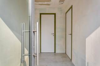 Appartement de nouvelle construction (surface brute : 73,8m²) situé au rez-de-chaussée d'un immeuble récent et comprenant : hall d'entrée privé avec toilettes séparées, living très lumineux avec cuisine ouverte entièrement équipée, 1 chambre (11m²), salle de douche avec lavabo simple et douche et un débarras avec raccordement pour machine à laver. En outre, l'appartement dispose d'une pompe à chaleur et d'un agréable jardin avec terrasse. Obligation d'acheter une place de parking souterrain (19.500 EUR hors frais) ou un garage box (29.500 EUR hors frais). L'appartement est vendu sous le régime de la TVA. Première occupation! PEB: A.