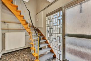 <p>Voor meer info of een bezoek, bel 054 69 39 31 - Bent u op zoek naar <strong>een woning die u volledig naar eigen smaak kunt renoveren</strong>? Dan is deze ruime halfopen bebouwing, gelegen op een toplocatie, iet voor jou. Via de inkomhal betreedt u de lichtrijke leefruimte. Aan de achterzijde van de woning bevindt zich <strong>een zeer ruime keuken met directe toegang tot het terras en de tuin</strong>. Aansluitend zijn er een praktische berging, een aparte wasruimte en een toilet aanwezig. Op de eerste verdieping bevinden zich <strong>drie volwaardige slaapkamers</strong>, een nachthal en een badkamer (bad, lavabo, toilet). De zolderruimte bereikt men via een vaste trap. Hier heeft men de mogelijkheid extra slaapkamers te creëren. Verder beschikt de woning over een achterliggende garage, een aangename tuin en <strong>voldoende parkeergelegenheid</strong>. Deze woning is ideaal voor wie op zoek is naar <strong>een renovatieproject op een toplocatie</strong>, met alle voorzieningen en natuur binnen handbereik.</p><p>CV op stookolie - Prachtig uitzicht - Betonconstructie - Garage - Centrale, residentiële ligging.</p><p>Belangrijk: deze woning valt onder de renovatieverplichting.</p>