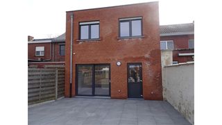 Een mooi gerenoveerde woning nabij het centrum van Sint-Antonius bestaande uit een ruime woonkamer met open, ingerichte keuken, 4...