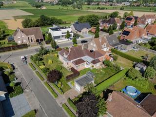 Gelegen nabij scholen, winkels en het centrum van Moorslede, bevindt deze karaktervolle villa zich op een uitstekende locatie in de Dadizeelsestraat 117. Ideaal voor wie comfortabel wil wonen met alle voorzieningen binnen handbereik.Karaktervolle villa met 3 slaapkamers, zonnige tuin en 2 garages te koop in Moorslede.De woning heeft volgende indeling:Ruime inkomLichtrijke leefruimteKeuken met eiland voorzien van kookplaat met dampkap, spoelbak, oven, frigo, vaatwas en eettafel2 slaapkamers met aanpalende badkamerSlaapkamerApart toiletZonnige tuin met overdekt terrasRuime oprit met 2 garagesBergingGeïsoleerde zolderExtra kenmerken:Lichtrijke villa2 garages voorzienZonnige tuin2 regenwaterputten (10.000 liter + 3.000 liter)Zeer goede ligging nabij het centrum van Moorslede, openbaar vervoer, scholen en winkelsBen jij geïnteresseerd in deze villa te koop in Moorslede? Neem contact op met Jeroen Taillieu +32493 25 14 33 of via jeroen.taillieu@dewaele.comBestuursmaatregelen in het maatregelenregister: nee