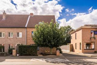 <p><span>Ruimte, energiezuinigheid én een zonnige tuin: deze woning heeft het allemaal!</span></p><p><span> </span></p><p><span>Deze totaal gerenoveerde halfopen bebouwing in Duffel verrast met 4 à 5 slaapkamers, een prachtige zuidwestgerichte tuin en een garage voor 2 wagens.</span></p><p><span> </span></p><p><span>Beneden geniet je van een lichtrijke eetkamer, gezellige zithoek met houtkachel en open keuken, met mooi zicht op het terras en de tuin.</span></p><p><span>Op het gelijkvloers bevindt zich bovendien een gastentoilet en een aparte kamer die dienst kan doen als kantoor, speelkamer of extra slaapkamer.</span></p><p><span> </span></p><p><span>Boven zijn er 3 ruime slaapkamers (waarvan de grootste toegang biedt tot een dakterras), een badkamer met inloopdouche, ligbad en dubbele lavabo en een apart toilet.</span></p><p><span> </span></p><p><span>De zolder biedt ruimte voor een extra slaapkamer, hobbyruimte en/of bureau.</span></p><p><span>De reeds aanwezige aparte ruimte met lavabo en toilet biedt bovendien de mogelijkheid om uit te breiden naar een tweede badkamer.</span></p><p><span> </span></p><p><span>Een absolute troef is de volledig omheinde tuin die bijzonder veel privacy biedt.</span></p><p><span>Hier geniet je van een aangenaam terras met vijver, een tuinhuis en ruime overdekte fietsenstalling.</span></p><p><span> </span></p><p><span>Ook energetisch scoort de woning sterk: </span><span>EPC A, warmtepomp met boiler, zonnepanelen met groenestroomcertificaten én een uitgebreide thuisbatterij met EMS systeem.</span></p><p><span> </span></p><p><span>Verder beschikt de woning over conforme elektriciteit, elektrische rolluiken en geluidswerende ramen vooraan.</span></p><p><span> </span></p><p><span>Gunstig gelegen nabij winkels, scholen, openbaar vervoer en belangrijke verbindingswegen.</span></p><p><span> </span></p><p><span>Wil je deze woning zelf ontdekken?</span></p><p><span>Contacteer ons dan snel en plan jouw bezoek in!</span></p><p><span> </span></p>