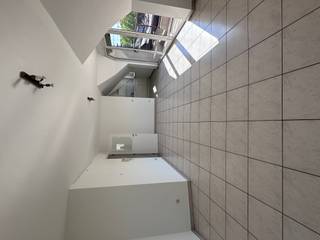 Wonen aan het water in hartje Kortrijk? Dit ruim appartement op de derde verdieping, gelegen aan de Budabrug en pal aan de Leie, combineert...