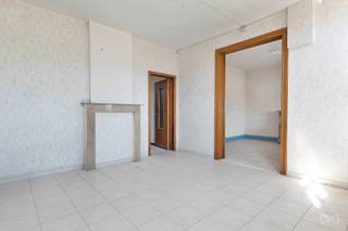 <p><strong>Charmante te renoveren woning met uitzonderlijk veel potentieel op riant perceel in Rotselaar<br /><br /></strong>In de Hellichtstraat 89 in Rotselaar vinden we deze karaktervolle en bijzonder volumineuze woning op een prachtig perceel van maar liefst <strong>18 are 40 centiare</strong>. De woning geniet van een unieke ligging, met achteraan aansluiting op een groen achterliggend gebied, wat zorgt voor een aangenaam gevoel van ruimte, rust en privacy.<br /><br />De gevel straalt meteen charme en karakter uit, terwijl het interieur volledig naar eigen smaak en noden kan worden gerenoveerd. Een absolute troef is dat er reeds een <strong>goedgekeurde vergunning</strong> werd bekomen, waardoor de toekomstige eigenaar onmiddellijk kan starten met de verbouwingswerken.<br /><br />Volgens de goedgekeurde plannen biedt deze woning tal van mogelijkheden en werd er slim ingezet op het combineren van <strong>wonen en werken</strong>. Zo is er onder meer een ruime praktijkruimte voorzien met aparte ingang, aangevuld met een bureauruimte. Ideaal voor vrije beroepen, zelfstandigen of wie graag professioneel aan huis werkt zonder in te boeten aan wooncomfort.<br /><br />De plannen voorzien verder in royale leefruimtes met grote raampartijen tot plafondhoogte, waardoor licht, ruimte en tuinbeleving centraal staan. Daarnaast worden er maar liefst <strong>6 slaapkamers</strong>, meerdere badkamers, een multifunctionele ruimte, een inpandige fietsenstalling en <strong>drie autostaanplaatsen</strong> voorzien. Dit maakt de woning uitermate geschikt voor grote gezinnen, nieuw samengestelde gezinnen of kopers die op zoek zijn naar extra ruimte voor hobby, werk of gasten. U kan achteraan de fotoreeks alvast enkele <strong>indicatieve</strong> visuals bekijken. <br /><br />Ook de locatie is een grote meerwaarde. De woning ligt in een rustige en groene omgeving, op korte afstand van het <strong>meer van Rotselaar</strong>, wandel- en fietsroutes, scholen, winkels en belangrijke verbindingswegen. Voor gezinnen met kinderen is dit een ideale plek: veel buitenruimte, natuur in de onmiddellijke omgeving en toch alles vlot bereikbaar.<br /><br />Kortom, deze woning biedt een zeldzame combinatie van karakter, ruimte, perceeloppervlakte, ligging én vergund renovatiepotentieel. Een unieke kans voor wie droomt van een ruime gezinswoning of woon-werkproject op een toplocatie in Rotselaar. <br /><br /><strong>Indien u graag een afspraak wenst of de plannen wenst in te kijken, contacteer ons snel! </strong></p>