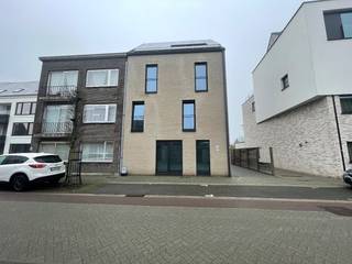 Deze studio is gelegen in een rustige straat, te midden van het centrum van Geel en bestaat uit: <br /><br />Bestaande uit (met lift!):<br />- Inkomhal<br />- Woonkamer met slaapgelegenheid<br />- Keuken <br />- Badkamer (met lavabo, douche en toilet)<br />- Terras<br />- Autostaanplaats achter het gebouw<br /><br />Extra: <br />- Onderhoudsvriendelijk en afgewerkt met kwalitatief hoogstaande materialen!<br />- De studio beschikt over zonnepanelen waardoor het heel energiezuinig is! <br />- De studio is tevens ook voorzien van lichtarmaturen!<br />- De studio is onmiddellijk beschikbaar!<br />- Huurprijs bedraagt 630 euro/maand + 20 euro/maand gemeenschappelijke kosten!<br /><br />Uitsluitend via onze website www.vastengoed.be kan u een bezichtiging inplannen op de vooropgestelde bezoekmomenten. Voor andere vragen kan u het kantoor bereiken op het nummer 014/72.73.74.