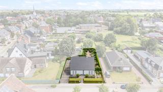 <p><span>Ligging<br /></span><span>Deze alleenstaande villa bevindt zich op een toplocatie in Sleidinge, op wandelafstand van het dorpscentrum. <br />Winkels, scholen, bibliotheek, het cultuurcentrum en het station liggen op wandelafstand.<br />Hier geniet je elke dag van een residentiële woonomgeving en het comfort van alles dichtbij.<br /><br /></span><span>Stijlvolle villawoning met 3 slaapkamers en heerlijke tuin<br /></span><span>Sommige woningen voelen vanaf het eerste moment als een thuis. <br />Deze karaktervolle villawoning is daar het perfecte voorbeeld van.<br />Jarenlang werd ze met liefde bewoond en met de grootste zorg onderhouden. <br />Kwalitatieve materialen, een tijdloze afwerking en een stijlvolle inrichting vormen de rode draad doorheen de woning.<br /><br />De ruime inkomhal verwelkomt je en leidt naar de sfeervolle leefruimte. <br />Hier vormt de prachtige schouw en het volparket het warme middelpunt van de zithoek.<br />De lichtrijke eetplaats aan het raam kijkt uit op de tuin en sluit naadloos aan op de keuken, van waaruit je rechtstreeks het terras en de tuin bereikt.<br />De woning beschikt op het gelijkvloers verder over een royale slaapkamer en een ruime badkamer, uitgerust met ligbad en douche.<br />Praktisch comfort is aanwezig dankzij een handige berging/wasplaats en een ruime garage.<br /><br />Achter een subtiel geïntegreerde spiegeldeur bevindt zich de trap naar de verdieping. <br />Boven wacht een ruime nachthal die zich perfect leent als bureau- of leeshoek, aangevuld met twee volwaardige slaapkamers en een tweede douchekamer.<br /><br />Buiten vormt de tuin een oase van rust. <br />Geniet van zonnige dagen aan de sfeervolle vijver, bewonder het kunstwerk dat karakter toevoegt aan de tuin of ontspan in alle privacy op het terras onder de xl zonneluifel.<br />Het tuinhuis biedt bovendien extra bergruimte voor tuinmateriaal of fietsen.<br /><br /></span><span>Troeven<br /></span><span>/ topligging<br />/ perfect onderhouden villawoning<br />/ tijdloze uitstraling<br />/ ruim wonen, ideaal voor een gezin<br /><br /></span></p>