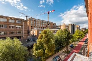<p>In het hart van Gant, op wandelafstand van het Zuidpark, de Kouter en de drie torens vindt u dit prachtig, volledig gerenoveerd appartementsgebouw. Het geheel bestaat uit 5 appartementen, met een gemeenschappelijke fietsenberging, een traphal en een lift. Elk appartement beschikt over zijn eigen kelder.</p>
<p>Een gelijkvloers appartement met grote leefruimtes, 2 slaapkamers, grote berging, keuken,… en privatief, lichtrijk terras van 31 m2.</p>
<p>Het appartement op de eerste en tweede verdieping heeft telkens 2 ruime slaapkamers, leefruimte, eetgelegenheid en keuken als een harmonieus en open geheel, berging, badkamer en apart toilet.</p>
<p>Het appartement op de derde verdieping heeft een gelijkaardige indeling, maar met 3 fantastische, lichtrijke micro-terrasjes die een onbetaalbaar zicht geven over de waterlijn langs de Muinkkaai.</p>
<p>Het appartement op de vierde verdieping heeft 1 heel grote slaapkamer, met ruime berging, keuken, leefruimte, toilet, badkamer.</p>
<p>De Muinkkaai, die zich kenmerkt door de riante herenhuizen en groene omgeving, straalt rust uit in de bruisende stad en is recent getransformeerd tot een fietsstraat. Fietsers hebben voorrang in alle omstandigheden, maar wagenverkeer blijft evenwel mogelijk met voldoende parkeergelegenheid.</p>
<p>Laat u leiden door deze bijzonder rustige en centraal gelegen locatie , we verzorgen een rondleiding ter plaatse.</p>
<p>U kan contact opnemen met Floris.<br />Tel: 0476 330 322 of via mail: floris@cornelis-partners.be</p>