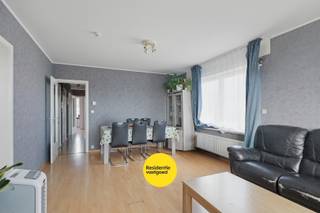 Kijkdag 01/08 - op afspraak!<br />Ruim en lichtrijk appartement met drie slaapkamers op een rustige ligging in Sint-Andries, op korte afstand van de Brugse binnenstad en alle dagelijkse voorzieningen. Met een bewoonbare oppervlakte van 102 m² biedt dit appartement verrassend veel ruimte en een praktische indeling. De leefruimte geniet van veel natuurlijk licht en sluit aan op de keuken met toegang tot het terras. Verder beschikt het appartement over drie volwaardige slaapkamers, een badkamer met ligbad en douchecombinatie en een afzonderlijk toilet. Dankzij de pvc-ramen met hoogrendementsbeglazing, het geïsoleerde platte dak en de individuele verwarming op aardgas (°2026 nieuwe condensatieketel) behaalt het appartement energielabel D waardoor er geen renovatieplicht geldt. Dit appartement vormt een uitstekende opportuniteit voor starters die ruim en betaalbaar willen wonen nabij Brugge, maar ook voor investeerders die op zoek zijn naar een interessante vastgoedinvestering. Het gebouw beschikt niet over een lift en het appartement is beschikbaar mits inachtneming van de huidige huurder. Mogelijkheid tot aankoop garage.<br />De vermelde prijs is een richtprijs. Elk bod hoger of lager dan de vermelde prijs wordt overgemaakt aan de eigenaar die zich het recht voorbehoudt om dit al dan niet te aanvaarden. EPC: 397 kWh/m²jaar (energielabel D) (Gvg, Wg, Gmo, Gvkr, Gvv) Ref. BR00490