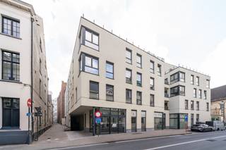 <p>In hartje Gent bieden wij u deze gelijkvloerse serviceflat met assistentie aan die deel uitmaakt van de moderne residentie Collegehof.<br />Perfect gelegen op wandelafstand van winkels, horeca en openbaar vervoer.<br /><br />Deze flat kenmerkt zich door zijn uniek loftgevoel, te danken aan de plafondhoogte van 3,5m en de overvloed aan dag/zonlicht.<br />Als één van de weinige appartementen beschikt deze unit ook over een eigen privatief zonneterras waarvan u kan genieten.<br />Verder kan u ook gebruik maken van de gemeenschappelijke tuin, ontmoetingsruimte, bibliotheek en bar.<br />Alle voorzieningen zijn aanwezig om u zorgeloos te laten genieten!<br /><br /><strong><u>Indeling:</u></strong><br />Inkom, keuken met zithoek, groot zonneterras, ruime slaapkamer met aanpalend ingerichte badkamer met toilet, lavabo en inloopdouche.<br /><br />Deze unit is momenteel vast verhuurd maar kan uiteraard ook voor eigen bewoning dienst doen.<br /><br />Interesse in deze opportuniteit?<br />Neem nu contact op via 0498/50.50.94 of mail naar steffi@vastgoeddevos.be.</p>