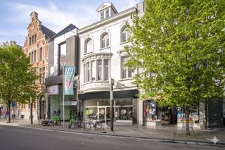 Dit karaktervolle handelspand gelegen in het centrum van Kortrijk, biedt een interessante opportuniteit voor investeerders die op zoek zijn naar een stabiele investering.Op de gelijkvloerse verdieping van ca. 270 m² bevindt zich een winkelruimte van 220 m² met aansluitend een herstellingsruimte van 50 m². De eerste verdieping bevindt zich momenteel in casco toestand en biedt de mogelijkheid om verder naar eigen inzicht afgewerkt te worden. Hierdoor kan men deze verdieping flexibel invullen, bijvoorbeeld als kantoorruimte of woongelegenheid.Het handelspand is momenteel verhuurd aan een kwalitatieve huurder, wat zorgt voor een mooi rendement. De combinatie van een sterke centrumligging, een stabiele verhuursituatie en bijkomende ontwikkelingsmogelijkheden maakt dit pand tot een interessante investeringsopportuniteit.Dit pand kan onderhevig zijn aan de renovatieverplichting die door de Vlaamse overheid wordt opgelegd voor niet-residentiële gebouwen. Consulteer voor meer informatie de website van het Vlaams Energie- en Klimaatagentschap via https://www.energiesparen.be/nr/renovatieverplichting.Bent u op zoek naar bedrijfsvastgoed bestaande uit een verhuurd handelspand te koop in Kortrijk? Aarzel dan niet om ons te contacteren op het nummer 056 21 11 11.Bestuursmaatregelen in het maatregelenregister: nee