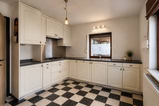 Deze ruime gezinswoning biedt ca. 118,8 m² bewoonbare oppervlakte en beschikt over een praktische indeling met veel mogelijkheden. De woning omvat een inkomhal, een lichtrijke living van ca. 31 m², een keuken, 3 slaapkamers, 2 badkamers, zolder en garage. De aanwezigheid van een slaapkamer op het gelijkvloers zorgt voor extra flexibiliteit. Daarnaast beschikt de woning over een ruime garage van ca. 27 m² en een aangename tuin van ca. 144 m², ideaal om te genieten van de buitenruimte. Een ideale woning voor gezinnen of voor wie op zoek is naar een ruime en praktische woonst met voldoende bergruimte. Het pand heeft een EPC-label C en een UC van 3920174, en is voorzien van centrale verwarming op gas. Voor verdere inlichtingen, neem vrijblijvend contact op via het nummer 03/283 84 84 of mail naar viktor@ax-quality.be.
