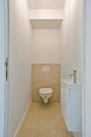 Gelegen op het gelijkvloers vinden we dit ruim en lichtrijk appartement terug met 2 slaapkamers en private tuin!<br />Het appartement is volledig afgewerkt met oog voor kwaliteit afwerking en comfort!<br /><strong>Uniek aan dit hoekappartement is zeker en vast de grote raampartijen!</strong><br />Ruimte is hier zeker troef met maar liefst <strong>108m²</strong> bewoonbare oppervlakte!<br /><br /><span><span><strong>Qua indeling vinden we volgende zaken terug:</strong></span></span><br />
<ul>
<li>Inkomhal</li>
<li>Gastentoilet</li>
<li>Open leefruimte met keuken (47m²)</li>
<li>Berging (5,10m²)</li>
<li>Nachthal</li>
<li>Badkamer (5m²)</li>
<li>Slaapkamer 1 (+- 15m²)</li>
<li>Slaapkamer 2 (+- 10m²)</li>
<li>Terras (+- 21m²)</li>
<li>Tuin met poortje</li>
</ul>
Het appartement is volgens het BEN-principe opgericht = 5 jaar vrijstelling onroerende voorheffing.<br />Nog een pluspunt: het appartement valt onder de 6% BTW-regelgeving!