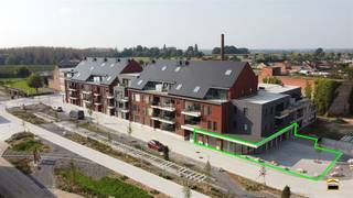 <p><span>Jouw handelszaak binnenkort in een bruisende nieuwe omgeving in Borgloon? </span><span><br /><br />De handelsruimte is gelegen langsheen de fietsroute naar het klooster van Colen, <br />wat zorgt voor extra zichtbaarheid en een aantrekkelijk potentieel klantenbestand. <br />Verder treft men hier het stroopfabriek en de toeristische dienst van de stad.<br /><br />Het pand heeft een oppervlakte van 291m² en is zeer geschikt voor de volgende activiteiten:<br />Grand-café - brasserie, kantoorruimte, praktijkruimte, fitnessruimte, etc....<br /><br />Dankzij de grote raampartijen is er veel natuurlijke lichtinval.<br /><br />Het centrale plein garandeert bedrijvigheid en een </span><span>heerlijk Limburgs buurtgevoel</span><span>.<br />Het plein werd bovendien recent volledig vernieuwd, wat bijdraagt aan een moderne <br />en verzorgde uitstraling van de omgeving. <br /><br /></span></p><p><span>Een bezichtiging is mogelijk, na afspraak met ons kantoor op 012 26 22 05.</span></p>