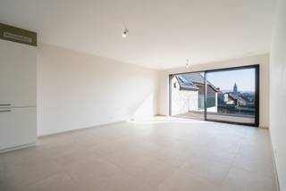 Ontdek deze 7 prachtig afgewerkte nieuwbouwappartementen op een toplocatie in het centrum van Avelgem. Elk appartement is instapklaar en afgewerkt met hoogwaardige materialen, zodat u geniet van maximaal wooncomfort. Deze moderne wooneenheden zijn uitgerust met de nieuwste technologieën, waaronder vloerverwarming voor optimaal comfort, een energiezuinige warmtepomp, een ventilatiesysteem D voor een gezond binnenklimaat en zonnepanelen voor een duurzame toekomst.<br /><br />Dankzij hun ligging en afwerking zijn deze appartementen niet alleen ideaal om zelf in te wonen, maar ook bijzonder interessant als investering. Met een indicatief rendement van 10,74%* bieden ze een uitstekende opportuniteit voor wie op zoek is naar een waardevaste en zorgeloze belegging. (*afhankelijk van uw persoonlijke situatie)<br />Wij nemen graag de tijd om u individueel advies te geven, zodat u precies weet welke mogelijkheden deze investering u kan bieden.<br /><br />Wonen in stijl én energiezuinig, of investeren met een aantrekkelijk rendement? Mis deze unieke kans niet en contacteer ons vandaag nog voor meer informatie of een bezoek.