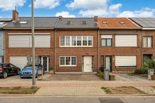 Deze aangename woning is centraal gelegen in Hoevenen en combineert een praktische indeling met veel lichtinval en een gezellige buitenruimte. We betreden de woning via de inkomhal. Op het gelijkvloers bevinden zich een eerste slaapkamer, de badkamer met ligbad en lavabo en een handige wasplaats. Deze aangename woning is centraal gelegen in Hoevenen en combineert een praktische indeling met veel lichtinval en een gezellige buitenruimte. We betreden de woning via de inkomhal. Op het gelijkvloers bevinden zich een eerste slaapkamer, de badkamer met ligbad en dubbele lavabo en een handige wasplaats. Op de eerste verdieping vinden we de lichtrijke woonkamer met open keuken. Aansluitend aan de keuken bevindt zich de veranda, die dienstdoet als overdekt terras en een leuke verbinding vormt met de buitenruimte. De tweede verdieping bestaat momenteel uit één grote open ruimte en biedt de mogelijkheid om deze verder in te richten als twee volwaardige slaapkamers. De woning beschikt over een gezellige tuin met terras en een oprit met plaats voor twee wagens. De centrale ligging is een bijkomende troef: scholen, winkels en een bushalte bevinden zich op wandelafstand. Ook de verbinding met de A12 is vlot bereikbaar, waardoor Antwerpen en de omliggende gemeenten gemakkelijk bereikbaar zijn. Wenst u meer info? Contacteer ons via 03 568 03 03 of lauren@vastgoed03.be