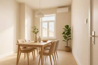 Op zoek naar een woning met karakter, ruimte én mogelijkheden? Dan is dit pand vlak bij het station van Blankenberge precies wat je nodig hebt! De ligging is top: alles op wandelafstand — ideaal voor wie houdt van leven in de stad en vlotte verbindingen.
Gelijkvloers – Het creatieve hart
Je komt binnen in een ruime atelier/werkruimte: perfect voor makers, verzamelaars, zelfstandigen of iedereen met een project in de vingers. Hier kan je écht alle kanten op.
Tussenverdieping – Mezzanine met een vleugje vakantie
Een charmant terras op de mezzanine geeft je dat instant-vakantiegevoel. Ideaal voor een koffiepauze, aperitiefmoment of mini-urban jungle.
Eerste verdieping – Leefruimte met potentieel
De leefverdieping biedt een lichtrijke living, eetkamer en een ruime keuken. Geen open keuken? Klopt! Maar met een slimme verbouwing kan je hier vlot een modern, open geheel van maken. De ruimte leent zich er perfect toe.
Tweede verdieping – Comfortabel slapen
Twee gezellige slaapkamers en een badkamer vormen de ideale nachtrustzone. Compact, praktisch en klaar voor gebruik.
Zolder – Extra ruimte
Via een uittrekbare trap bereik je de zolderverdieping: handig als opslag, of misschien zie jij hier nog andere mogelijkheden?
Benieuwd naar de mogelijkheden van deze unieke woonst?
Contacteer Tinne op 0472/944.955 voor een bezoek en ontdek zelf de charme en het potentieel!