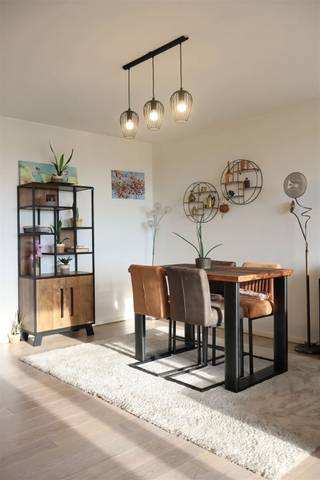 <p><span>Lichtrijk penthouse appartement met groen uitzicht en zuid terras</span></p><p><span> </span></p><p><span>Op zoek naar een doorzon appartement op de bovenste verdieping van dit zeer goed onderhouden appartementsgebouw? Op wandelafstand van het fantastisch groot park en op slechts enkele minuten van Antwerpen centrum kan u dit hier terugvinden. </span></p><p><span> </span></p><p><span>Ideaal voor starters of alleenstaanden of kleine gezinnen. Het appartement beschikte over alle belangrijkste troeven: veel lichtinval, een afzonderlijk toilet, gerenoveerde keuken en badkamer, zuidgericht terras en geen bovenburen! </span></p><p><span> </span></p><p><span>Slechts twee appartementen op de gang zorgen voor uitermate privacy gevoel. </span></p><p><span><br />Het appartement is zeer ruim en vrij op akte. Ook interessant om te verhuren. </span></p><p><span> </span></p><p><span>Het appartementsgebouw wordt piccobello beheerd; alsook door inwonende conciërge. Mogelijkheid tot aankoop van een garage maar geen verplichting!</span></p><p><span> </span></p><p><span>Interesse? Bezoek dit samen met Marjanne door een bezoek aan te vragen op 0494/21.39.22 of <span>marjanne@vastpuntgoed.be</span></span><span> </span></p>