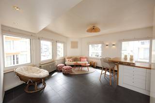 À quelques pas de la digue et de la plage, cet appartement T2 entièrement rénové se trouve au deuxième étage d'un petit immeuble. Son...