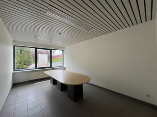 Bedrijfsgebouw: met een kantoorgedeelte van 323 m² omvat een entree, verschillende vergaderruimtes, sanitaire voorzieningen, een...