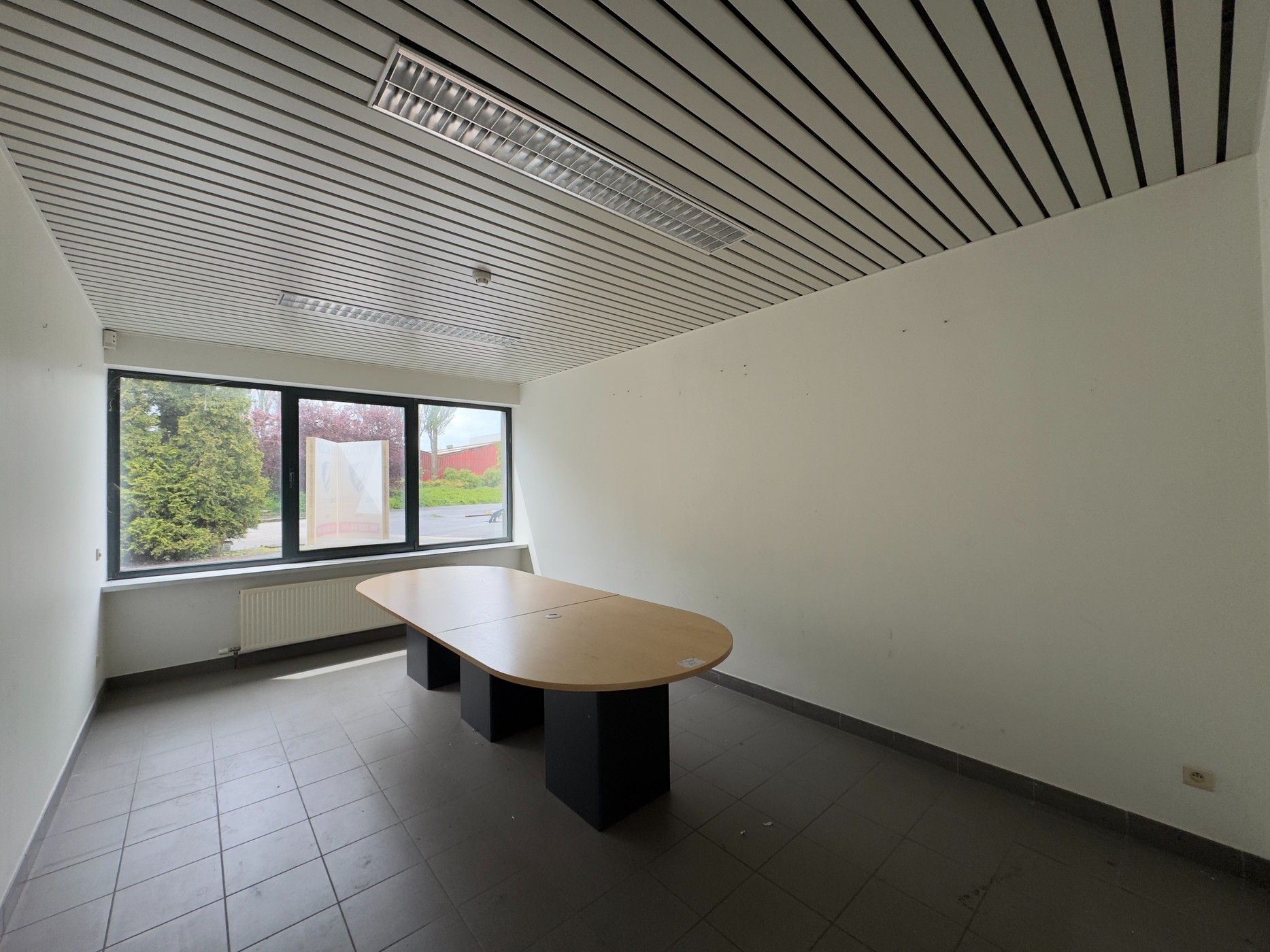 Bedrijfsgebouw met magazijn 1.888m² en kantoor 323 m² te Meulebeke - photo 2