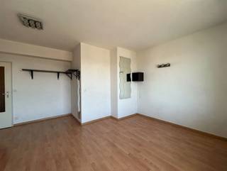 <p>Op een uitstekende locatie in Heverlee, vlak bij IMEC, vind je dit lichtrijke appartement met een prachtig panoramisch uitzicht over Leuven!</p><p>Het appartement is bereikbaar met de lift en beschikt over een ruime leefruimte met slaapgedeelte en rechtstreekse toegang tot het grote terras (15m2). Verder is er een aparte keuken, een badkamer met ligbad, lavabo en toilet, en een praktische berging.</p><p>Als extra troef beschikt het appartement over een privatieve kelderberging en een fietsenstalling.</p><p>Dankzij de gunstige ligging nabij IMEC, KU Leuven, winkels en openbaar vervoer is dit de ideale woonplek!</p><p>Interesse? Plan een bezoek in via verhuur@connect-immo.be of 0470 59 65 44<br />Onmiddelijk beschikbaar! <br />Prijs: 850 EUR + 190 EUR provisie + internet en elektriciteit privatief af te sluiten</p>