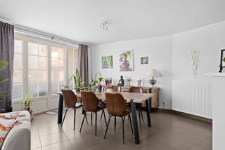 Lichtrijke leefruimte met open keuken.Instapklaar inclusief stijlvolle meubels.Gezellig terras aan groen.Eigen autostaanplaats bij appartement...