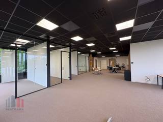 Fantastisch gelegen<strong> all-in kantoren </strong>met een oppervlakte van 206 m² te huur. Het gebouw is strategisch gelegen vlak naast de op- en afrit van de <strong>E40</strong> (Drongen), wat zorgt voor een uitstekende bereikbaarheid richting Gent, Brugge, Brussel en omliggende gemeenten.<br /><br />De moderne kantoorruimte is stijlvol ingericht en volledig <strong>gemeubileerd </strong>met aanwezigheid van een privatieve kitchenette, 4 vergaderzalen en een open space. Verder maakt u gebruik van een waaier aan faciliteiten zoals vergaderruimtes, seminar- en eventzalen, buitenruimtes met zicht op groen, een volledig uitgeruste keuken, een koffiehoek, en sanitaire voorzieningen. Het all-in concept garandeert <strong>maximale ontzorging</strong>: alle verbruikskosten, elektriciteit, gas en water, snel internet, schoonmaak, receptiediensten en kwalitatief meubilair zijn inbegrepen. Daarbovenop beschikt u ook over ruime <strong>parkeermogelijkheden</strong>.<br /><br />Interesse? Neem vandaag nog contact met ons op voor meer informatie of een vrijblijvend plaatsbezoek. Bel <strong>PANORAMA B2B GENT</strong> op <strong>0477 44 39 30</strong>.