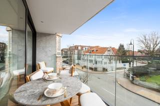 <span>Design, luxe en perfectie in elk opzicht en in elk detail. </span><br /><br /><span>Luxueus design appartement te koop met zuiders terras en uitzicht op de villa’s van het Zoute.</span><br /><span>Een recent gebouwde residentie tenmidden van de exclusieve boutiques, rechtover de binnenkort flagshipstore-villa van Hermes en Louis Vuitton.</span><br /><br /><span><span><span><span><span><span><span><span><span><span>Indeling: Inkomhall met vestiaire en gastentoilet. Zeer zonnige dromerige leefruimte met groot raampartij en open zicht op het Zoute. Eetplaats met op maat ingewerkte velvet zitbank. Een open hoogwaardig ingerichte keuken. Berging.</span></span></span></span></span></span></span></span></span></span><br /><span><span><span><span><span><span><span><span><span><span>Masterbedroom met ensuite marmeren douchekamer boutique-hotel stijl.  De 2de volwaardige slaapkamer is ingericht als ruime dressing en bureau, met eveneens een luxueuze douchekamer.</span></span></span></span></span></span></span></span></span></span><br /><br /><span><span><span><span><span><span><span><span><span><span>Privatieve kelderberging. Mogelijkheid tot het overnemen van een huurcontract voor privatieve garagebox aan de overkant van het gebouw.</span></span></span></span></span></span></span></span></span></span><br /><span>Uitgekiende beveiliging en alarminstallatie!</span><br /><br />(geen BTW, verkoop onder registratierechten)<br /><br /> 
