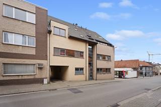 <p>Bent u op zoek naar een modern, instapklaar en energiezuinig appartement? Dit schitterende duplex-appartement aan de Steenstraat biedt de perfecte balans tussen ruimte, privacy en een strategische toplocatie. Dankzij het gunstige EPC-label B (102 kWh/m²/jaar) bent u verzekerd van een toekomstbestendige woning zonder renovatieverplichting en met een minimale energiefactuur. Het pand bevindt zich in een kleinschalige residentie van slechts 6 units, wat zorgt voor rust en lage gemeenschappelijke kosten.</p><p>U komt binnen via de inkomhal met gastentoilet. De royale, lichtrijke leefruimte geniet van een prachtige lichtinval en biedt direct toegang tot het grote, gezellige terras (15 m²). Dankzij de west-oriëntatie geniet u hier in alle privacy van de middag- en avondzon. Aansluitend bevindt zich de functionele keuken met een praktische, aparte berging/wasplaats. De vaste trap brengt u naar de bovenverdieping, waar drie volwaardige slaapkamers en een verzorgde badkamer met ligbad en douche liggen. De elektriciteit is volledig conform gekeurd.</p><p>Als absolute meerwaarde beschikt dit appartement over een eigen privégaragebox (inbegrepen in de prijs). De centrale ligging garandeert een uitstekende mobiliteit: op een boogscheut van de oprit E40 (Gent-Brussel), openbaar vervoer, winkels en scholen.</p>