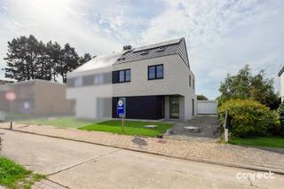 <p><span>Aankoop mogelijk aan 6% BTW!</span></p><p><span> </span></p><p><span>Ontdek deze zeer ruime en moderne halfopen nieuwbouwwoning op een gunstige locatie in Sijsele, met vlotte verbindingen naar Brugge, Maldegem en de Kust. In de directe omgeving vindt u winkels en openbaar vervoer.</span></p><p><span> </span></p><p><span>De woning combineert moderne architectuur met hoogwaardige afwerking en biedt een bewoonbare oppervlakte van ca. 200 m², aangevuld met een vrijstaande garage van 28 m².</span></p><p><span> </span></p><p><span>Indeling: inkomhal met gastentoilet, ruime en lichtrijke leefruimte (47 m²) met open, volledig geïnstalleerde keuken en aansluitende berging/wasplaats. </span></p><p><span> </span></p><p><span>Op de eerste verdieping bevinden zich 3 slaapkamers, waaronder een master bedroom (17 m²) met ruimte voor een grote dressing, een stijlvolle badkamer met inloopdouche, ligbad en dubbel lavabomeubel, en een apart toilet. </span></p><p><span> </span></p><p><span>De zolder (28 m²) met vaste trap biedt extra mogelijkheden (leidingen worden voorzien)</span></p><p><span> </span></p><p><span>Buiten geniet u van een zuidwestgerichte tuin met inbegrepen afsluiting.</span></p><p><span> </span></p><p><span>Energiezuinig wonen met E-peil < E20, warmtepomp, vloerverwarming, regenwaterput 7500l aangesloten aan de sanitaire installatie, ventilatiesysteem D en zonnepanelen.</span></p><p><span> </span></p><p><span>Contacteer Lorenzo voor een bezoek: 0492 08 08 08 lorenzo@correctvastgoed.be</span></p><p><span> </span></p><p><span>Online schattingstool: https://www.correctvastgoed.be/schatting</span></p>