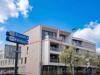<p><span>Schitterend appartement met loft gevoel.</span></p><p><span>Het appartement bevindt zich op de bovenste verdieping en biedt een prachtig uitzicht over centrum van Herent.</span></p><p><span>De 3,5 meter hoge plafonds geven het appartement een ongekend ruimtegevoel.</span></p><p><span>Het 91 m² grote appartement omvat 2 grote slaapkamers, inkomhal met apart toilet, badkamer met dubbele wastafel en inloopdouche, open leefruimte met zeer veel lichtinval en open keuken (vaatwasser, oven, frigo met vriesvak, kookplaat, ..) en een ruime berging. </span></p><p><span>Het dubbele schuifraam geeft uit op een ruim terras.</span></p><p><span>Inbegrepen in de prijs is een ondergrondse staanplaats.</span></p><p><span> </span></p><p><span>Zeer centrale ligging aan bushalte (7 min. tot Leuven), trein, vlakbij oprit autostrade en toch in het centrum van Herent</span></p><p><span>Beschikbaar vanaf 1 Augustus 2026. Echter kan de huidige huurder ook eerder vertrekken indien mogelijk.</span></p><p><span>De maandelijkse lasten voor het onderhoud van de gemeenschappelijke delen bedragen 95 euro. ( Inclusief afval, poets en onderhoud van alle gemeenschappelijke gangen, garage en lift )</span></p><p><span> </span></p><p><span>Interesse? Vraag uw bezoek aan via onze website.</span></p><p><span> </span></p>