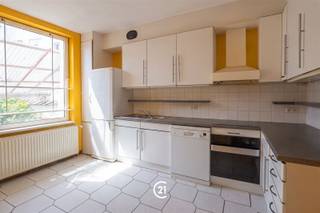 In de buurt van het Elisabethpark, gelegen in een zeer rustige straat, bevindt zich deze instapklare eengezinswoning met terras 20m². De woning beschikt over 4 slaapkamers, 2 keukens en 2 badkamers, wat tal van mogelijkheden biedt voor een groot gezin of een kangoeroewoning.EPC: FElektrische installatie niet conform de geldende normen.