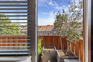 <p>Dit klassevol 1-slaapkamer appartement is gelegen op de vierde verdieping aan de achterkant van Res. Verhaeren.</p><p>Het appartement straalt rust en luxe uit en is door de jaren heen reeds gerenoveerd en voorzien van alle comfort en is deels bemeubeld. </p><p>Via de inkomhal komt u in de lichtrijke woonkamer meet aansluitend het zongericht terras met zonneluifel, de leefruimte is voorzien van zonnewering en airco.</p><p>Achter een ingebouwde kastenwand bevindt zich de praktische keuken met gasbekken, spoelbak, oven en ingebouwde koelkast+diepvries.</p><p>Ook de slaapkamer is voorzien van airco en een prachtig ingebouwde kastenwanden waar je al je spullen kwijt kan.</p><p>De badkamer heeft een inloopdouche, lavabo, toilet en ook aansluiting voor wasmachine en droogkats zijn aanwezig.</p><p>Het appartement beschikt verder over een ondergrondse kelderberging.</p><p>Gelegen tussen de stadskern en het station Gent-Sint Pieters met een vlotte bereikbaarheid naar de stadsring E40/E17 en op wandelafstand van tal van winkels.</p><p>Vrij vanaf 1 oktober 2026. - Domicilie verplicht</p><p></p><p>Extra troeven:</p><ul><li><p>Gunstig EPC - Label B = energiezuinig</p></li><li><p>Mooi terras en aanwezigheid van airco</p></li><li><p>Veiligheidsdeuren appartement + berging</p></li><li><p>instapklaar appartement met hotel allure</p></li><li><p>Syndic 16€/ maand water en gas inbegrepen</p></li></ul>
