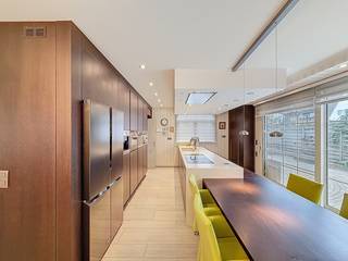 Villa spacieuse idéalement située, à proximité immédiate de la digue, des nombreux commerces, restaurants et des transports en commun. La...