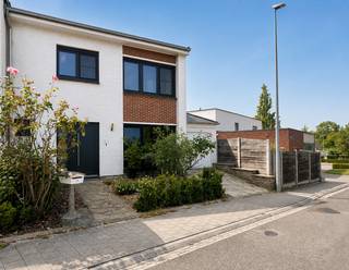 In een rustige doodlopende straat in het gegeerde Egenhoven (Heverlee) bevindt zich deze kwalitatief gerenoveerde en instapklare gezinswoning. De ligging is bijzonder gunstig met een vlotte verbinding naar Leuven, de autosnelwegen en het openbaar vervoer. Ook scholen, IMEC, Gasthuisberg en diverse voorzieningen bevinden zich op korte afstand.<br />De woning werd in 2025 zeer grondig en met oog voor detail gerenoveerd, wat resulteert in een comfortabele en hedendaagse woonomgeving.  Er werden 10 zonnepanelen voorzien.<br />Op het gelijkvloers bevindt zich een inkomhal met ruime ingebouwde kasten, een gastentoilet, een lichtrijke woon- en eetkamer en een uitgeruste keuken. Aansluitend is er een praktische thuisbureau met zicht op en met rechtstreekse toegang tot de gezellige tuin achteraan dewelke tevens achteraan toegankelijk is via het achterliggend steegje.<br />De eerste verdieping biedt drie volwaardige slaapkamers en een badkamer uitgerust met een inloopdouche, wastafel en toilet.<br />Daarnaast beschikt de woning over een gedeeltelijk onderkelderde ruimte, een garage met laadpaal voor een elektrische wagen en een extra berging.<br />EPC-label C  -  asbestveilig!<br />Deze woning combineert rustig wonen in een doodlopende straat met een uitzonderlijk centrale ligging nabij alle belangrijke invalswegen (E40/E314) en voorzieningen, alsook het Arenbergpark.