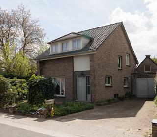 In een rustige kleine straat, op minder dan 1km van het centrum van Kruishoutem, bevindt zich deze karaktervolle woning op een mooi perceel van 865m2. De woning met bijgebouwen werden opgericht in 1960, het resultaat is een robuuste bouw met een mooie ruime en lichtrijke indeling van de leefruimtes en kamers. Gezien de ouderdom dient de woning aangepast te worden naar de hedendaagse comfortnormen, maar een goede basis is reeds aanwezig. Door de breedte aan de straatkant bestaat ook de mogelijkheid om de woning eventueel nog een stuk uit te breiden met een behoud van het zicht op de tuin en de grote boom die de zijtuin siert. Beneden is er een grote inkomhal met trap, leefruimte met een eet- en zithoek en veel raampartijen, een keuken, een droge kelder en een berging met aparte badkamer. Boven is er een open nachthal met 3 mooie slaapkamers en ruimte voor een badkamer. Het bijgebouw bestaat uit enkele stallingen voor opslag. De tuin beschikt over veel volwassen struiken en planten en kan nog naar eigen wens aangekleed worden. Een zeer charmant renovatieproject met veel potentieel. Meer info: 0485/321.842!