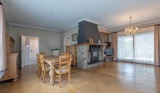 <p>Ontdek deze ruime, solide woning gelegen in een rustige, doodlopende straat, waar privacy en rust hand in hand gaan. De woning is licht te renoveren en biedt alle troeven om er een warme, eigentijdse gezinswoning van te maken.</p>
<p>Op het gelijkvloers kom je binnen via een ruime inkomhal met plaats voor vestiaire en een apart gastentoilet. De aangename leefruimte geniet van veel natuurlijke lichtinval en een gezellige open haard, perfect voor knusse avonden. De volledig ingerichte keuken biedt rechtstreekse toegang tot de tuin en het deels overdekte terras. Verder vind je op dit niveau ook een praktische bureauruimte (die eveneens kan dienen als extra slaapkamer), twee slaapkamers en een garage met werkput, ideaal voor de doe-het-zelver of autoliefhebber.</p>
<p>De eerste verdieping omvat een derde slaapkamer en twee ruime zolderkamers die eenvoudig kunnen worden ingericht als extra slaapkamers, hobbyruimtes of bureaus.</p>
<p>De kelderverdieping biedt extra bergruimte met twee ruime kelders, waarvan één momenteel is ingericht als wijnkelder. De andere kelder huisvest de verwarmingsketel.</p>
<p>De tuin omringt de woning en is bereikbaar via de garage, keuken en woonkamer. Het deels overdekte terras nodigt uit om te genieten van het buitenleven in alle seizoenen.</p>
<p>Daarnaast beschikt de woning over rolluiken en een alarmsysteem voor extra comfort en veiligheid. <br />Deze woning is ideaal voor wie op zoek is naar ruimte, rust en mogelijkheden om zijn eigen stempel te drukken op een degelijk gebouwde woning met karakter.</p>
<p><strong>EPC:</strong> 748 kWh/m²</p>
<p></p>