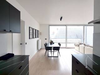<p><strong>Penthouse appartement in het hart van Antwerpen</strong></p><p>Dit mooie penthouse appartement van 125m² ligt op een toplocatie in Antwerpen en biedt een unieke combinatie van comfort, stijl en ruimte. Met twee slaapkamers en een badkamer.</p><p><strong>Interieurkenmerken</strong></p><p>Het appartement beschikt over een indrukwekkende woonkamer met grote schuiframen die uitkomen op een privéterras van maar liefst 57 m². De moderne keuken is voorzien van inductie kookvuur, oven, koelkast en vaatwasser. De badkamers zijn uitgerust met inloop-/ regendouche.</p><p><strong>Slaapkamers</strong></p><p>De twee slaapkamers bieden volop natuurlijk daglicht. </p><p><strong>Buitenruimte</strong></p><p>Het omvangrijke terras op het dak is een juweel van dit appartement. Met uitzicht op de stad, is het een ideale plek om te ontspannen, te eten of vrienden en familie te ontvangen.</p><p><strong>Gemeenschappelijke lasten</strong></p><p>De gemeenschappelijke lasten bedragen: € 235/ maand.</p>