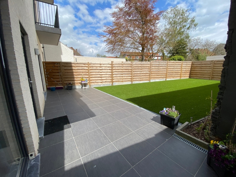 Heel recent en ruim (+/- 125 m²) gelijkvloers appartement met ruim zonnig terras en kunstgras tuin TE HUUR via EXPERT-IMMO - photo 5