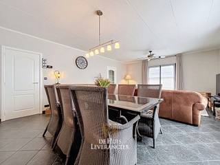 <br /><span><span><span><span><span><span><span><span><span><span>In een aangename en residentiële straat te Lint bevindt zich deze verzorgde halfopen bungalowwoning, die comfort en praktische indeling perfect combineert.</span></span></span></span></span></span></span></span></span></span><br /><br /><span><span><span><span><span><span><span><span><span><span>De woning verkeert in uitstekende staat en werd doorheen de jaren degelijk onderhouden en opgefrist. Zo werden zowel de keuken als de badkamer reeds vernieuwd, waardoor u hier zonder zorgen kan intrekken.</span></span></span></span></span></span></span></span></span></span><br /><br /><span><span><span><span><span><span><span><span><span><span>Binnenin geniet u van een lichtrijke leefruimte, een functionele keuken en drie volwaardige slaapkamers, ideaal voor gezinnen, koppels die extra ruimte wensen of wie graag een bureau of hobbykamer voorziet.</span></span></span></span></span></span></span></span></span></span><br /><br /><span><span><span><span><span><span><span><span><span><span>Buiten wacht een leuke tuin waar u in alle rust kan ontspannen, tuinieren of gezellig samenkomen met vrienden en familie. Verder beschikt de woning over een garage, wat steeds een grote troef is op vlak van comfort en opslagruimte.</span></span></span></span></span></span></span></span></span></span><br /><br /><span><span><span><span><span><span><span><span><span><span>Daarnaast dragen de aanwezige zonnepanelen bij tot een lagere energiefactuur en een duurzamer wooncomfort.</span></span></span></span></span></span></span></span></span></span><br /><br /><span><span><span><span><span><span><span><span><span><span>Bent u op zoek naar een verzorgde bungalow op een rustige ligging, met alle praktische troeven en zonder renovatiezorgen? Dan is deze woning zeker uw bezoek waard.</span></span></span></span></span></span></span></span></span></span><br /><br /><br />EPC :  189 kWh/m<sup>2</sup> (Label B)<br />Stedenbouwkundige inlichtingen in aanvraag<br />Waterinfo : P-Score = C, G-Score = A<br /><br />Dit is niet wat je zoekt ? Al gehoord van AANKOOPBEGELEIDING ?   Wij zoeken, bezoeken en onderhandelen mee met jou voor eigendommen die worden aangeboden door particulieren, andere makelaars of eigendommen die zelfs (nog) niet te koop staan?<br />Vraag meer informatie over aankoopbegeleiding via welkom@dehuisleverancier.be of 0489/069.000<br /><br />de Huisleverancier : Persoonlijk, voor iedereen Service, Kwaliteit en Vertrouwen !