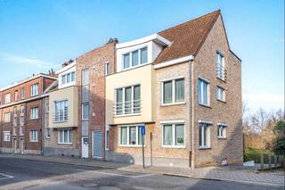 Situé dans une rue calme en impasse à Boom, ce penthouse exceptionnel d’environ 155 m² se trouve au dernier et plus haut étage d’un immeuble de...