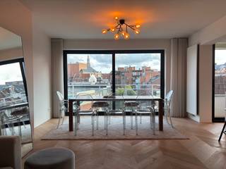 Dit recent gerenoveerde en volledig bemeubelde 2-slaapkamerappartement op de 5e verdieping in de Rijschoolstraat combineert licht, ruimte...