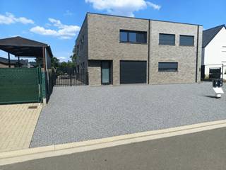 INSTAPKLARE energiezuinige woning te koop in Heusden-Zolder.<br />Deze moderne, lichtrijke halfopen woning van 2018 is gelegen in een rustige straat in Eversel en combineert energiezuinig (EPC- label A) wonen met alle comfort.<br />De open leefruimte met veel natuurlijke lichtinval vormt het hart van de woning en sluit mooi aan op de volledig uitgeruste keuken.<br />Verder beschikt de woning over een inpandige garage, een aparte wasplaats, twee badkamers, twee ruime slaapkamers en een ruime praktische dressing, overal vliegenramen aanwezig, en elektriciteit conform AREI. Dit alles op een perceel van 2a79.<br />Een ideale woning voor wie op zoek is naar een moderne, energiezuinige woning met een onderhoudsvriendelijke tuin.<br />Prijs: € 395.000<br />Graag bezichtigen of bijkomende vragen?<br />Aarzel niet om ons te contacteren.<br />Mail: lore_rossillon@hotmail.com <br />Gsm: 0479 26 91 63